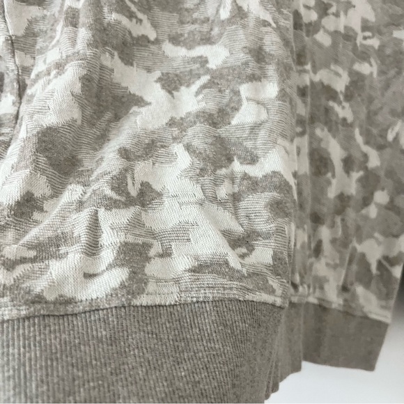 Good Hart Gray Cream Camouflage Print Pullover Sweater Lightweight XS - Picture 4 of 9